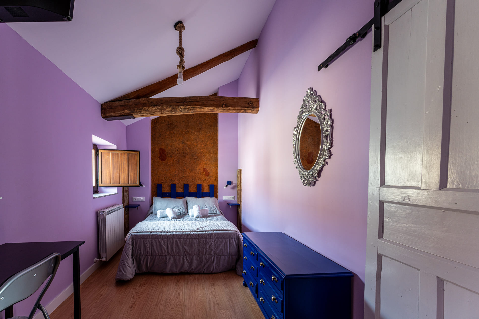 Dormitorio con vigas de madera