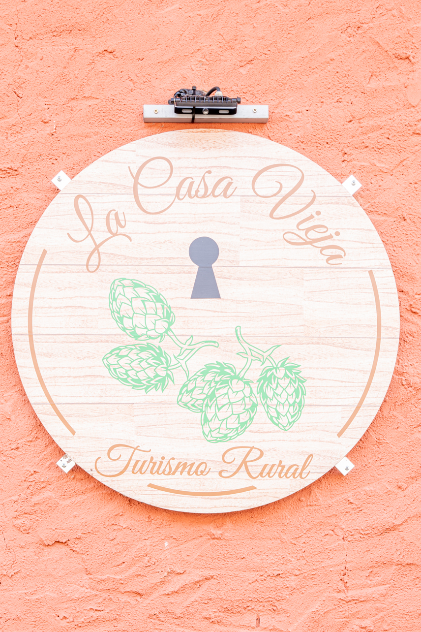 Cartel de entrada de La Casa Vieja